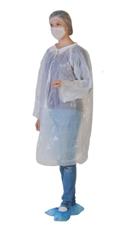 Femme portant un Kit Visiteur jetable complet : blouse blanche, charlotte, masque et surchaussures bleues.