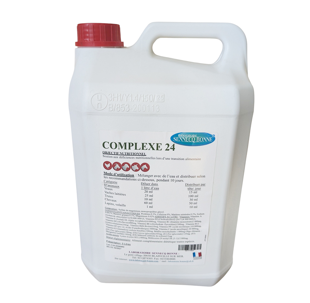 Bidon gris de COMPLEXE 24 Vitamines 5L du Laboratoire Sennelco Bonne, solution multivitaminée liquide pour tous animaux d’élevage, stimulant la vitalité, l’appétit et la croissance.