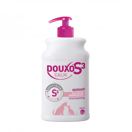Flacon pompe doseur de 500 ml de DOUXO S3 Calm Shampooing, format économique pour l'apaisement des peaux irritées des chiens et chats.