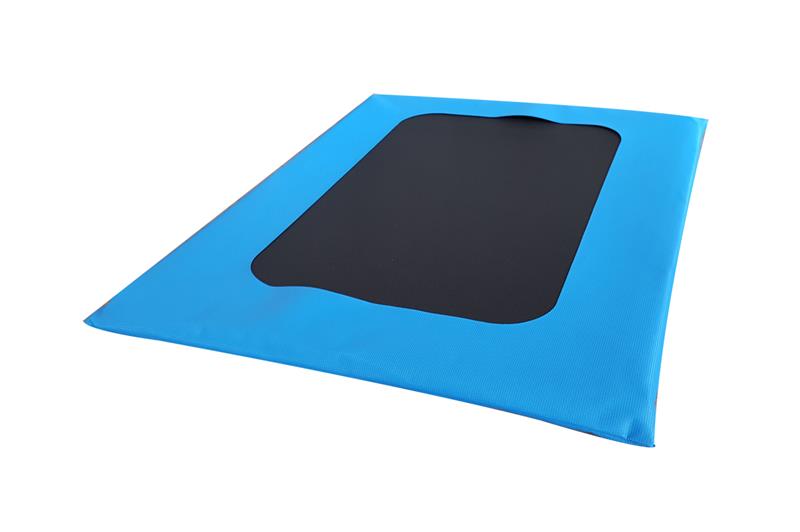 Petit tapis de désinfection pédiluve bleu avec centre noir, format 65x45 cm, idéal pour les entrées de portes.