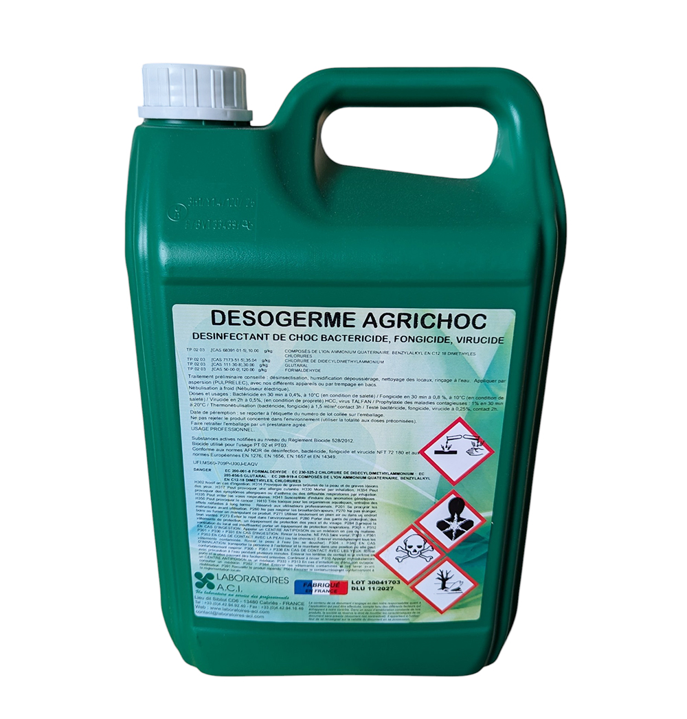 Bidon de 5L de désinfectant DÉSOGERME AGRICHOC, solution verte limpide bactéricide, fongicide et virucide pour l'hygiène vétérinaire.