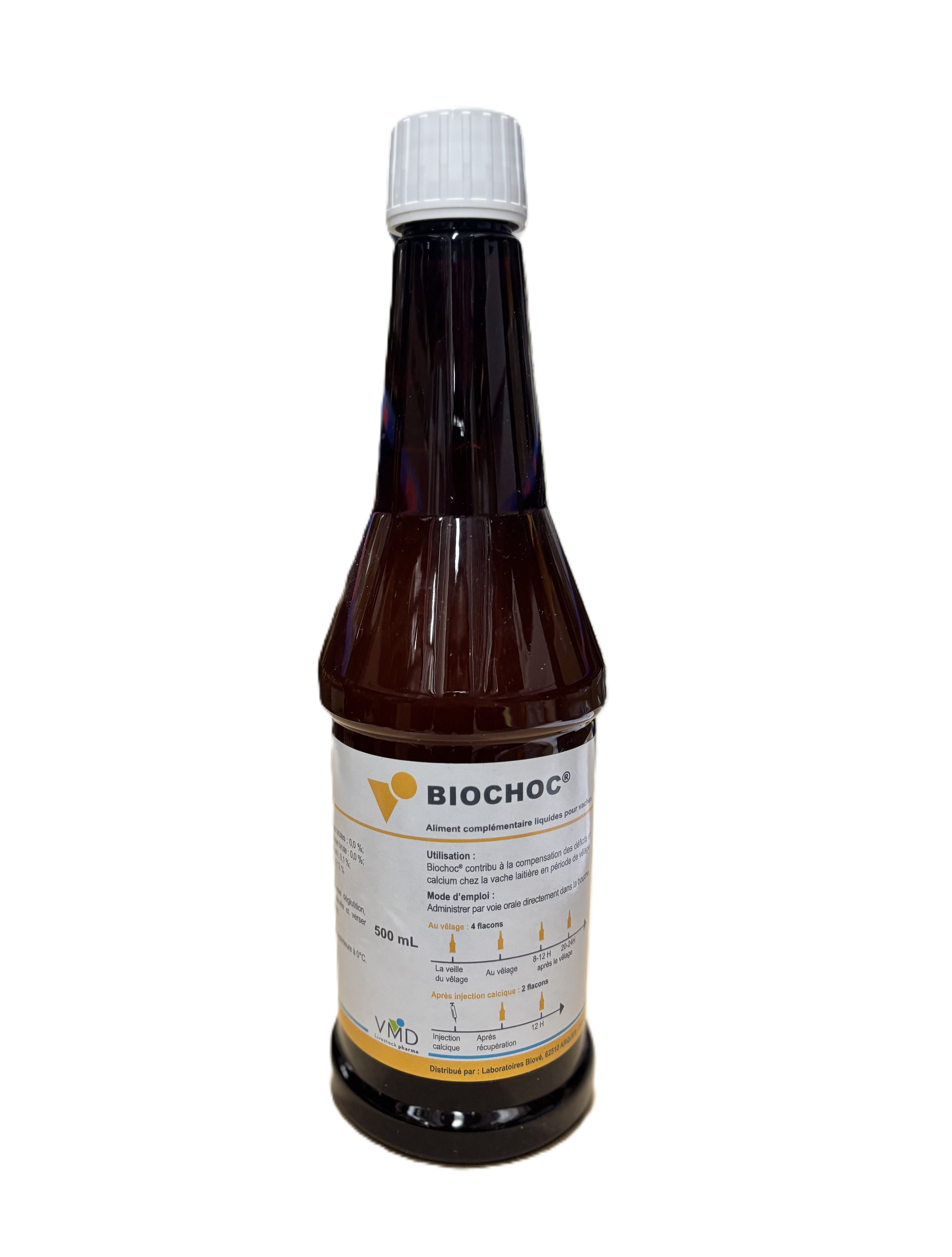 Flacon marron de 500 ml de BIOCHOC®, solution buvable de calcium pour vaches laitières, avec bague de dosage visuelle sur l'étiquette.