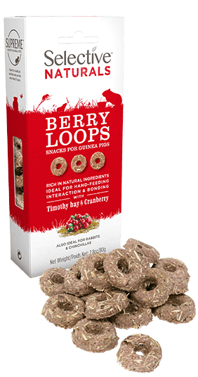 Paquet de 80 g de friandises Supreme Selective Naturals Berry Loops au foin de phléole et canneberge.