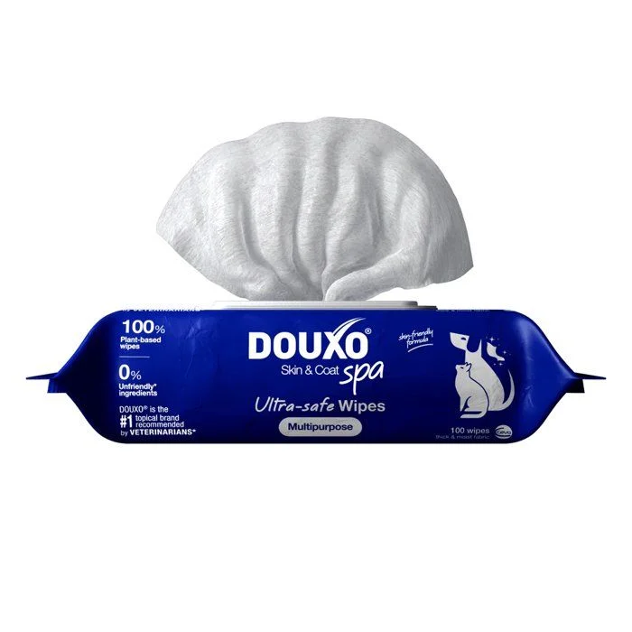 Pack de lingettes Douxo SPA Multi-Usages pour chiens et chats, avec une lingette blanche dépliée, soin nettoyant et hydratant sans rinçage.