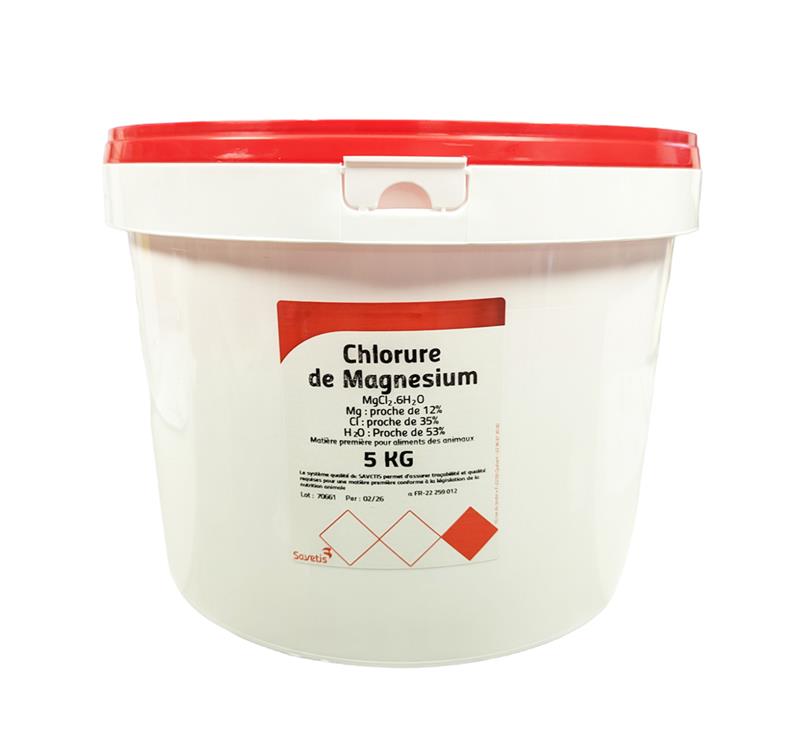 Seau en plastique blanc de 5 kg de Chlorure de Magnésium hexahydraté avec couvercle rouge et étiquette descriptive.