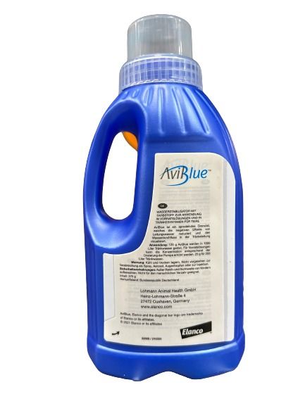 Flacon bleu ergonomique d'AVIBLUE™ Elanco (375 g) présentant une étiquette blanche avec les instructions en allemand et le logo Elanco en bas à droite.