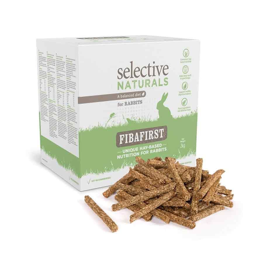 Boîte de 2 kg de bâtonnets riches en fibres Supreme Selective Naturals Fibafirst Lapin avec tas de bâtonnets au premier plan.