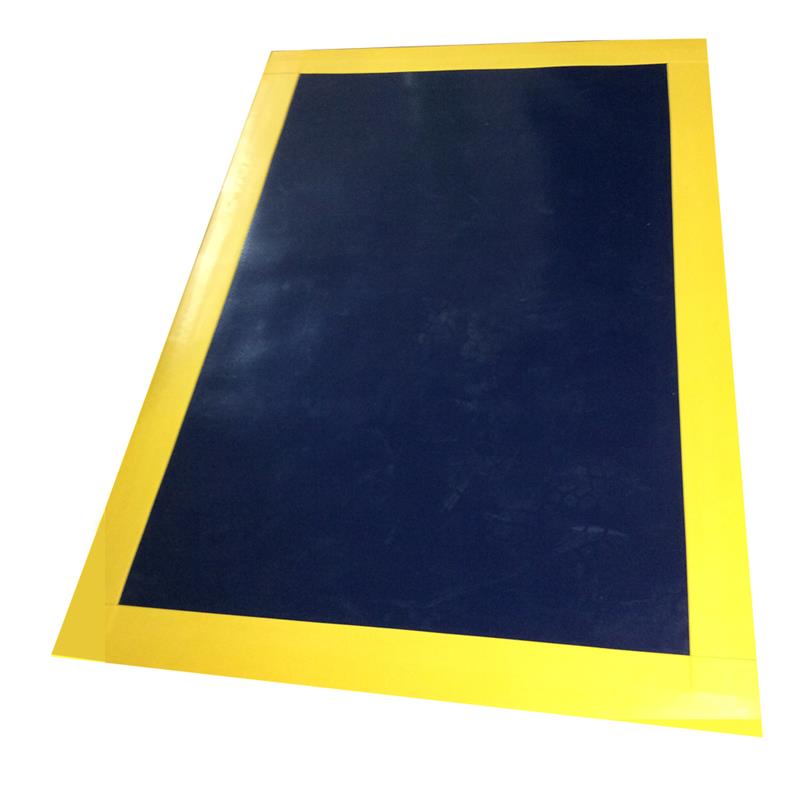 Tapis collant bleu nuit avec barre de seuil de sécurité pour sas de salle blanche.