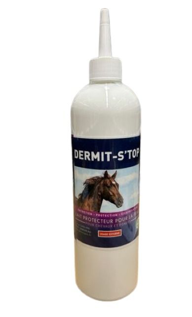 Flacon blanc de 500 ml de DERMIT-S'TOP avec une étiquette bleue illustrant une tête de cheval, indiquant "Lait protecteur pour la peau" et "Apaisement - Protection - Cicatrisation".