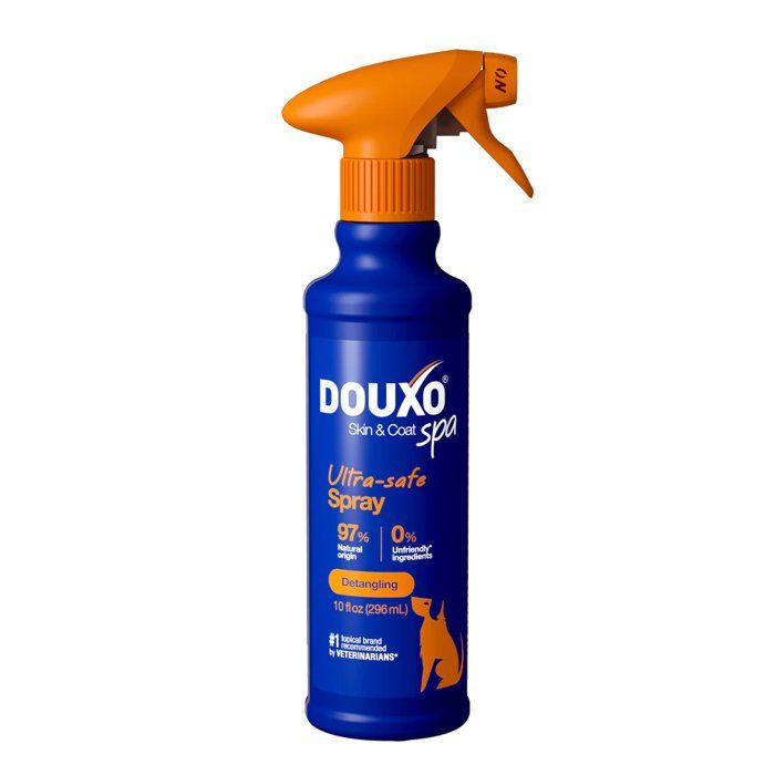 Flacon Douxo SPA Spray Démêlant 295 ml avec pulvérisateur orange, soin démêlant sans rinçage pour chien.