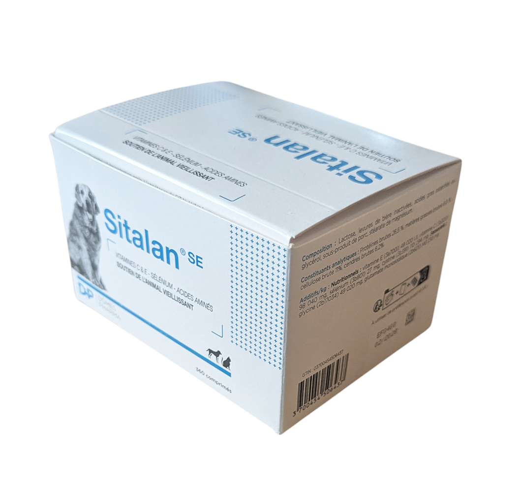 Boîte ouverte de 360 comprimés Sitalan SE par Dômes Pharma, complément alimentaire pour le soutien de l'animal vieillissant (chien et chat) montrant le tableau des dosages.