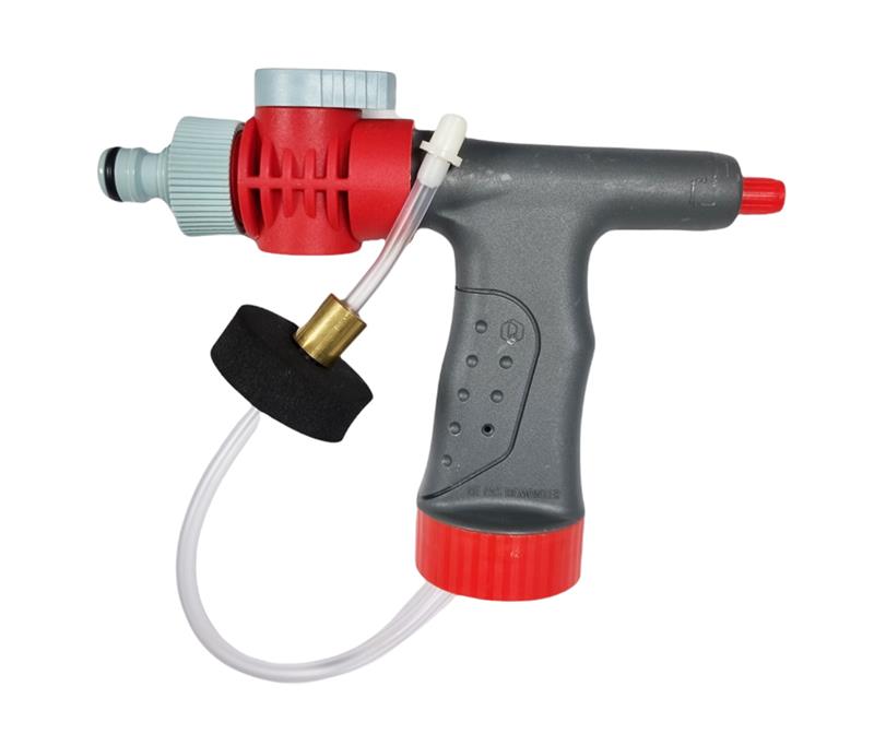 Pistolet applicateur rouge et gris pour tuyau d'arrosage dosage automatique produit toiture.