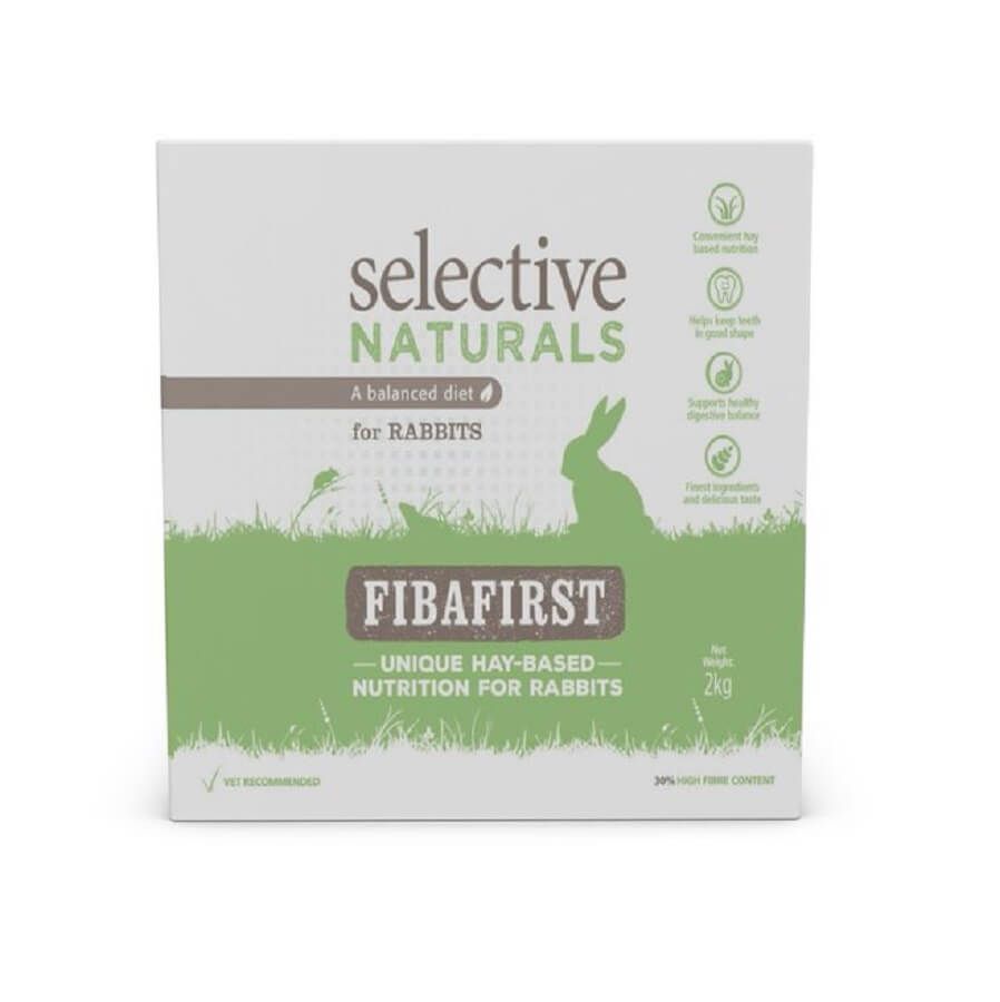 Boîte de 2 kg de bâtonnets riches en fibres Supreme Selective Naturals Fibafirst Lapin avec tas de bâtonnets au premier plan.