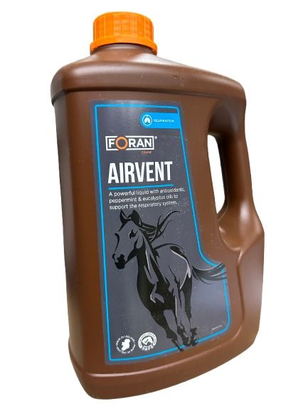 Bidon marron de 2,5 litres de sirop respiratoire Airvent Foran Equine pour chevaux, enrichi en antioxydants, menthe et eucalyptus.