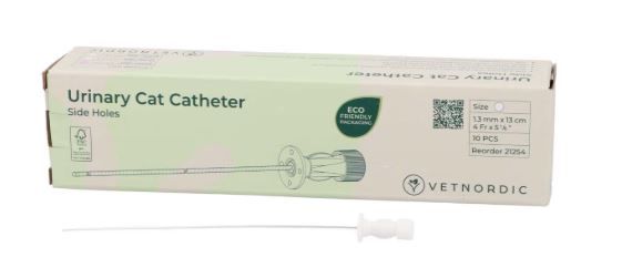 Boîte de 10 cathéters urinaires blancs Vetnordic 4Fr pour chat, trous latéraux polis et extrémité fermée, emballage éco-responsable.