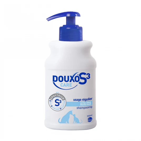 Flacon pompe blanc et bleu de 200 ml de DOUXO S3 Care Shampooing, illustré par la silhouette d'un chien et d'un chat pour un usage régulier.