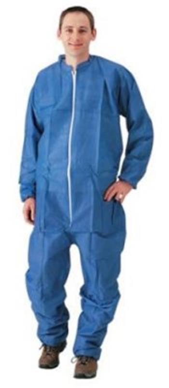 Combinaison de protection jetable bleue en polypropylène taille XL portée par un homme.