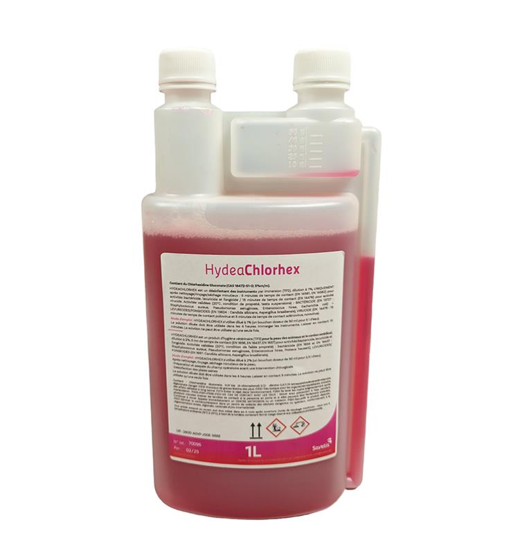 Bidon de 1 litre d'HydeaChlorhex de Savetis, solution rose concentrée à 5% de chlorhexidine pour la désinfection du matériel chirurgical avec doseur intégré.