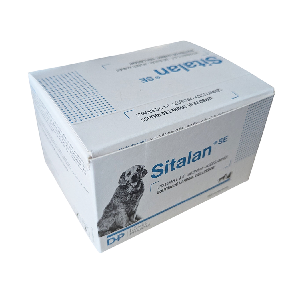 Boîte ouverte de 360 comprimés Sitalan SE par Dômes Pharma, complément alimentaire pour le soutien de l'animal vieillissant (chien et chat) montrant le tableau des dosages.