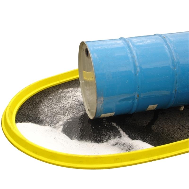 Barrage d'obturation jaune Plastibarre en polyuréthane bloquant une fuite de liquide devant un fût bleu.