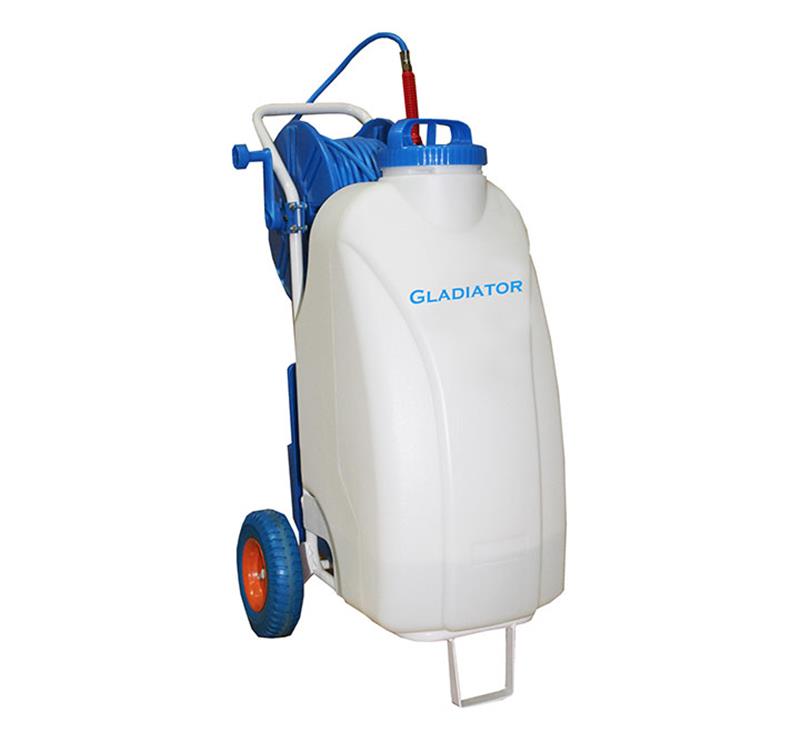Pulvérisateur électrique mobile GLADIATOR SPRAYER II avec réservoir blanc de 45L, enrouleur bleu avec tuyau de 30m et roues tout-terrain.